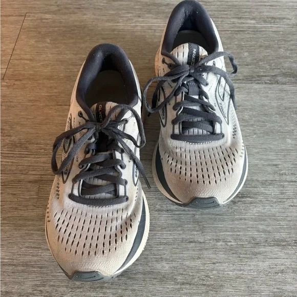 Brooks Women’s 7.5 Tennis Shoes - Picture 4 of 10